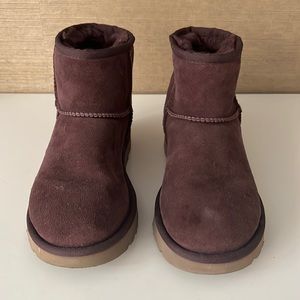 UGG classic mini boot size 6 /37 in Burgendy.